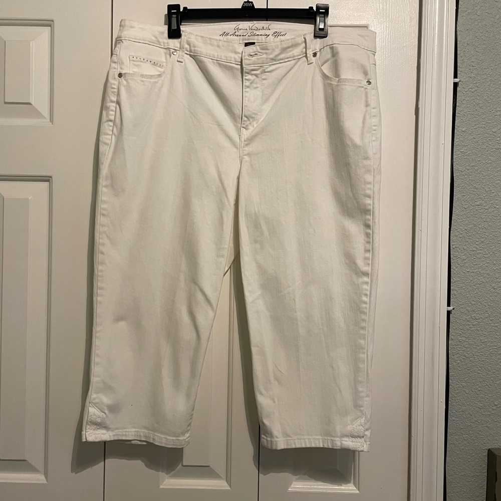 Gloria Vanderbilt White Studded Capri-jeans